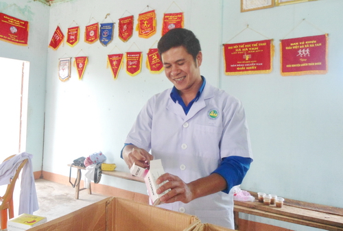 Anh Nguyễn Nam Trưởng đang tham gia đợt khám và phát thuốc miễn phí cho bà con xã Hà Tam, huyện Đak Pơ
